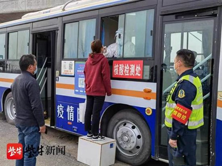 好辦法！“退役”公交車變身疫情防控“值班室”(圖1)