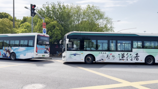 上海100多輛公交車首次推出抗疫海報(bào)，將這座城市的感念和心愿載于公交車身！(圖2)